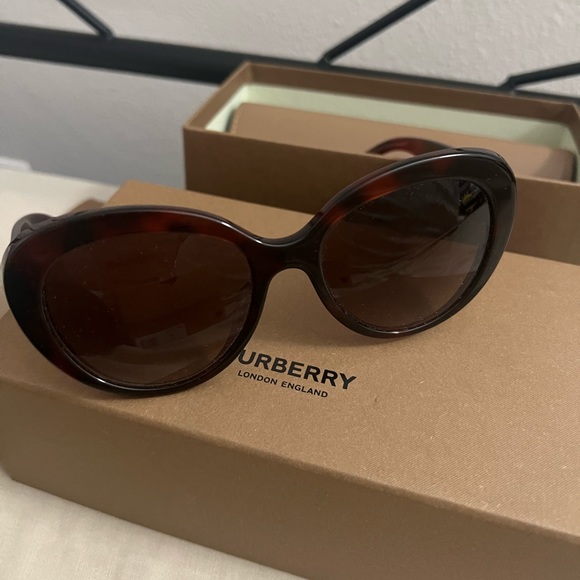 NEW Burberry Cateye gold logo sunglasses - Picture 7 of 11